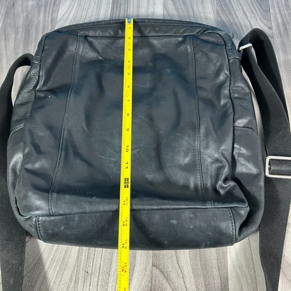TUMI 60101D Black Leather Unisex Crossbody Messenger Bag‎